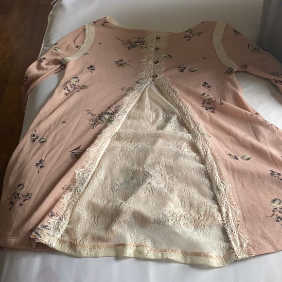 Floral Longsleeve . With lace back out - Picture 2 of 2